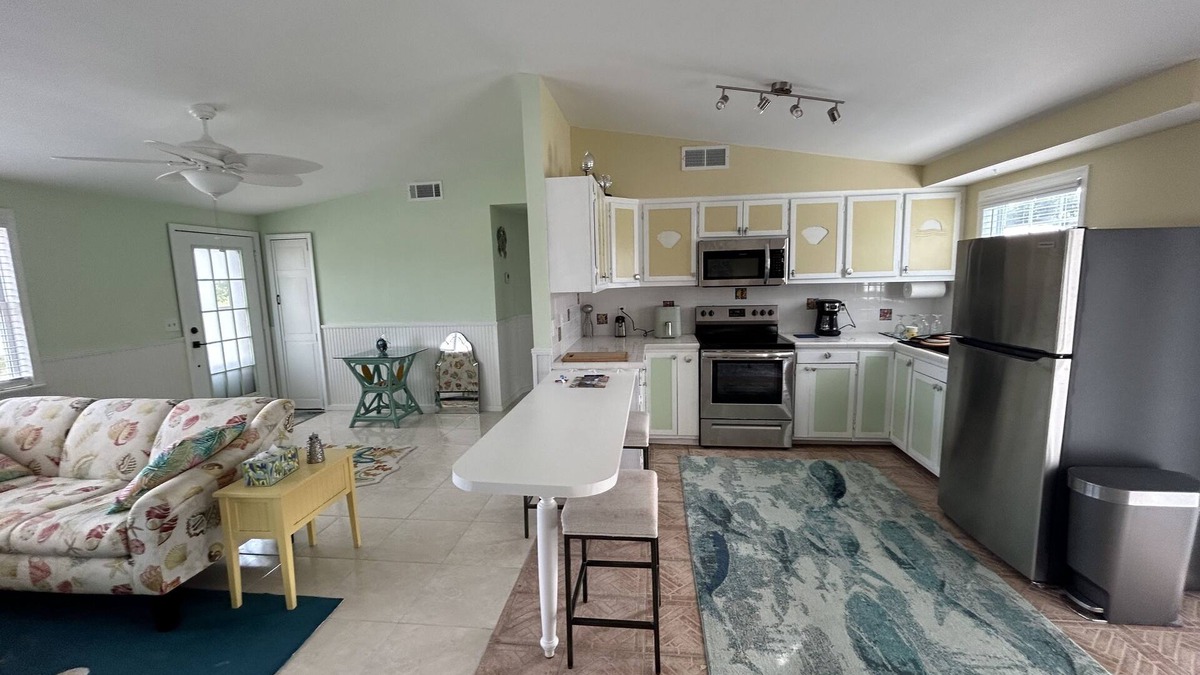 Bokeelia Cottage | Island Cottage-boat ramp at end of street! Walk to Jug Creek Marina!