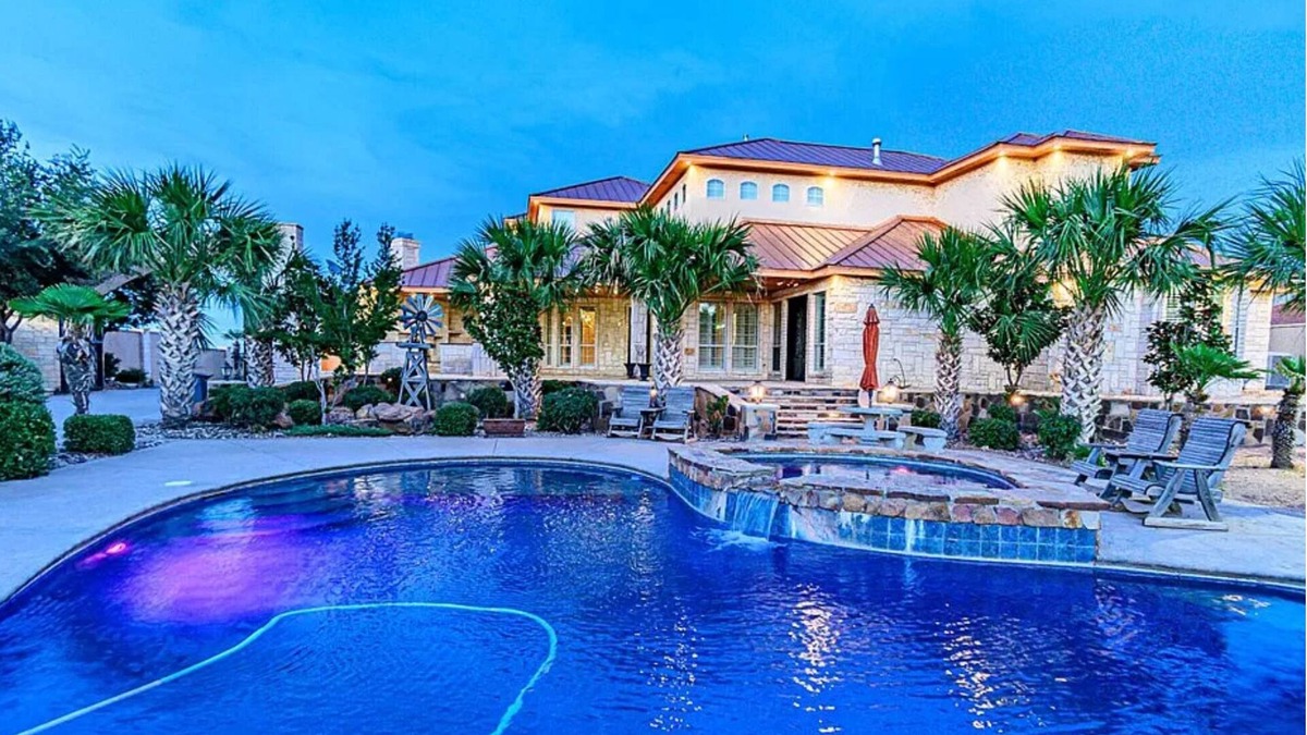 Midland House | Island Dreams! Tropical 4-bedroom house with amazing backyard