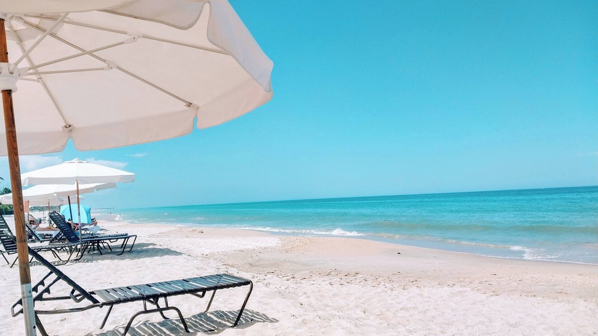 North Beach House | Island Escape!Walk to beach.Heated pool & hot tub.Private putting green.Privacy