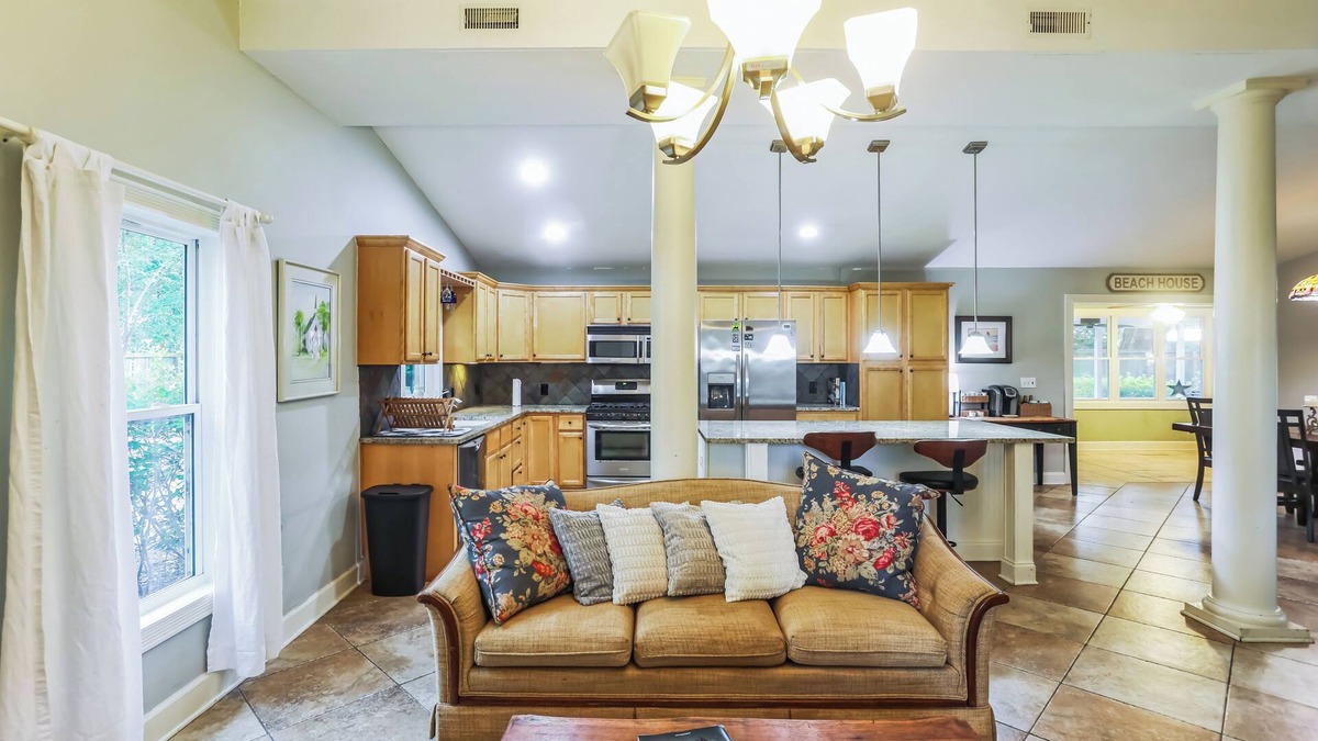 Saint Simons Heights House | Island Gateway 3BR Retreat with Fire Pit – Near Beaches & Dining
