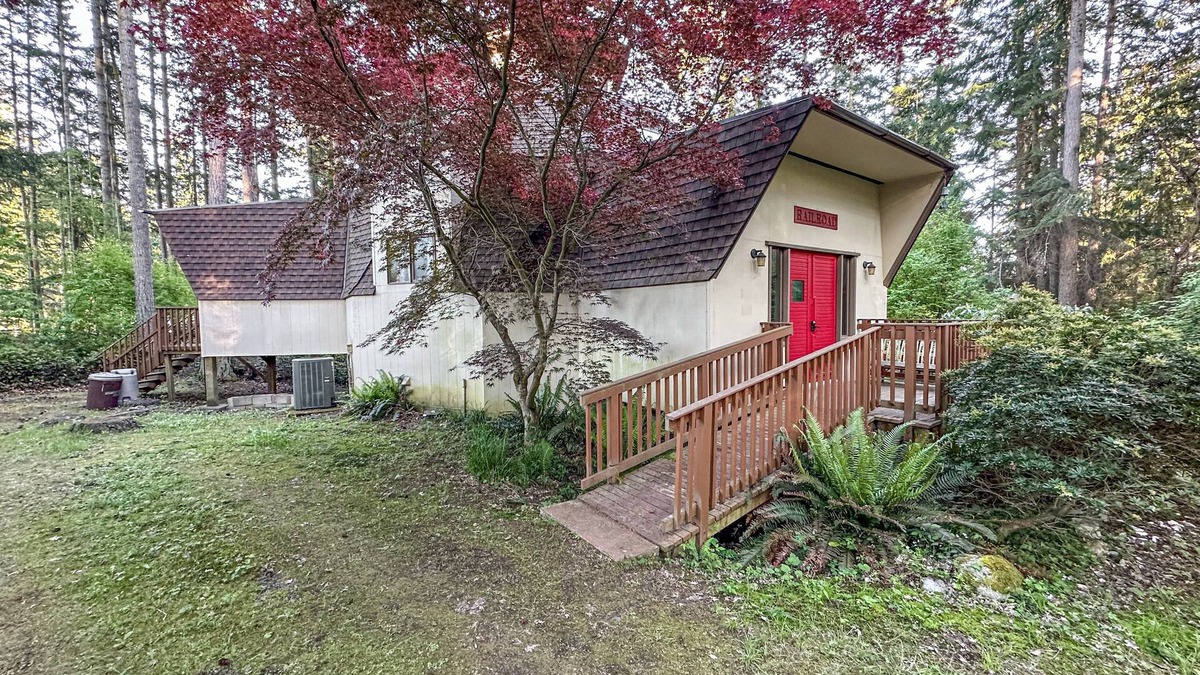 Greenbank House | Island getaway with balcony, Wifi, Washer/Dryer and waterview