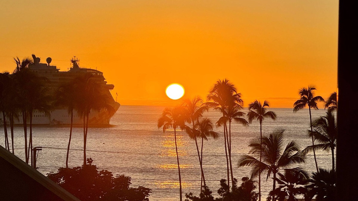 Historic Kailua Village Condo | Island Glow Kailua Village, AC and ocean views in the heart of Kailua Kona