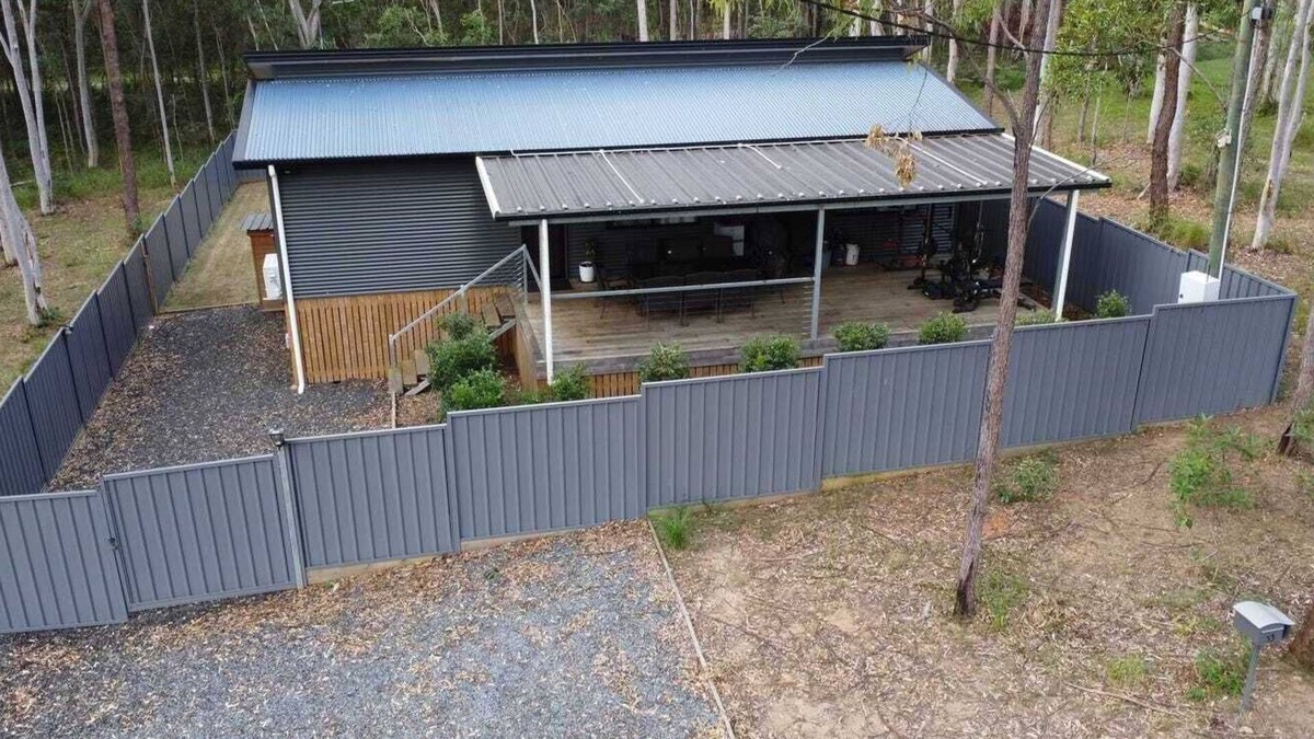 Brisbane House | ISLAND HAVEN WOOD - COZY COTTAGE IN AMONGST THE GUMS TREES