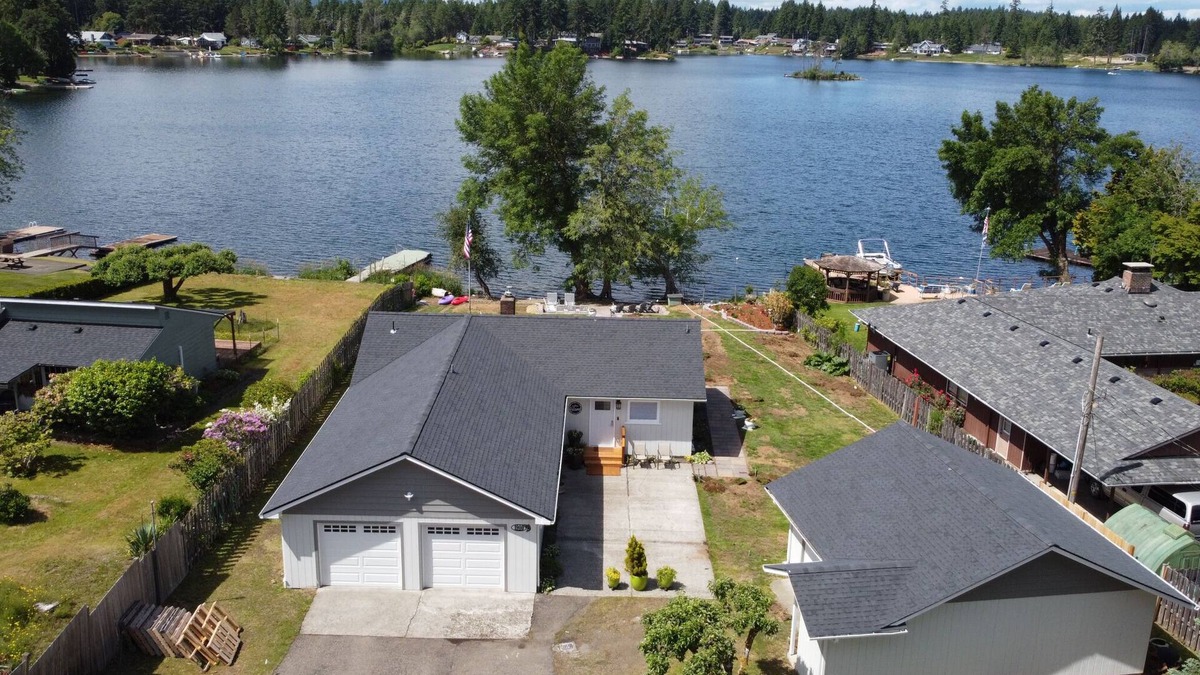 Shelton House | Island LakeHouse - Waterfront Home -3BD Beach & Kayaks, Game Room