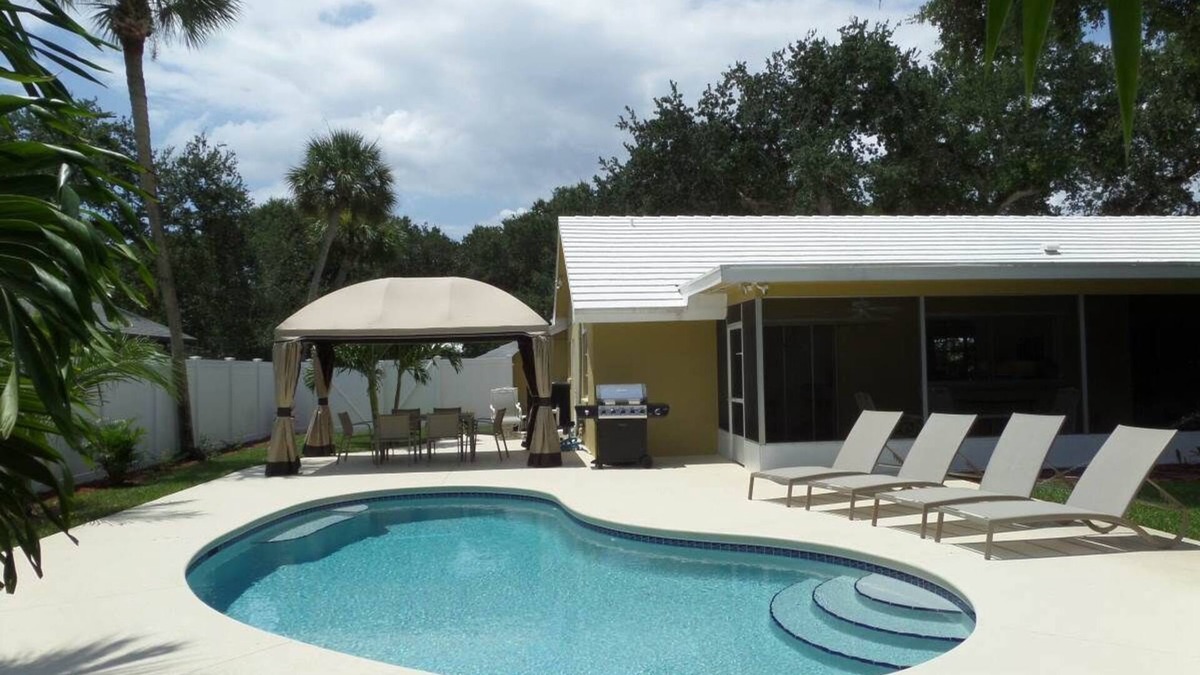 Central Beach House | Island Living, Within Walking Distance To Beach Restaurants Shops Parks Marina