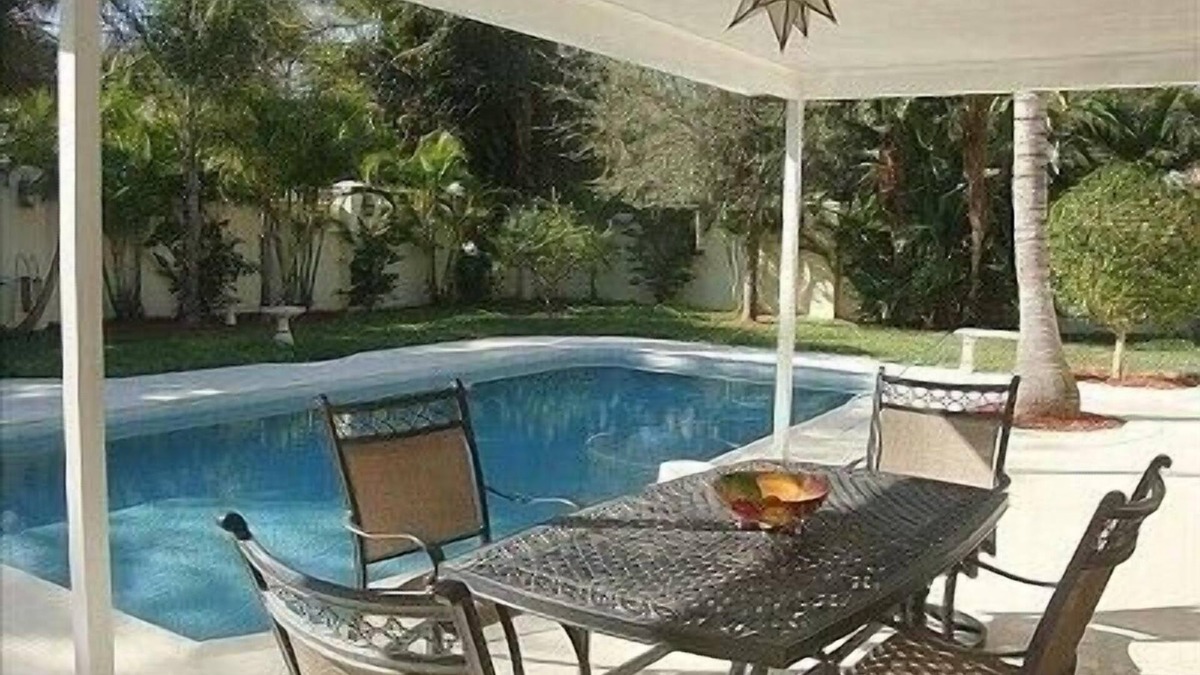 Central Beach House | Island Living, Within Walking Distance To Beach Restaraunts Shops Parks Marina