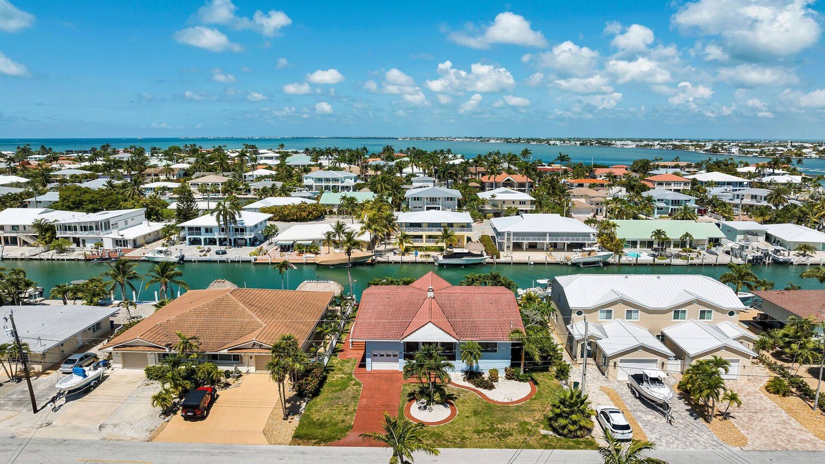 Coury House | Island Paradise-large 2 bedroom/2 bath SFH with Cabana club and 75ft of dockage