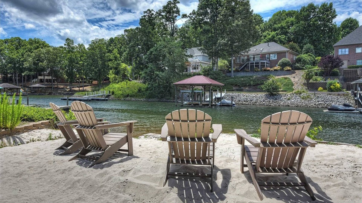 Lake Norman of Catawba Cottage | Island Point by Avantstay Sleeps 18 Dock