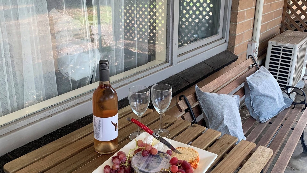 Kangaroo Island Apartment | Island Time Cosy budget friendly beach retreat - 5 minute walk to the beach.