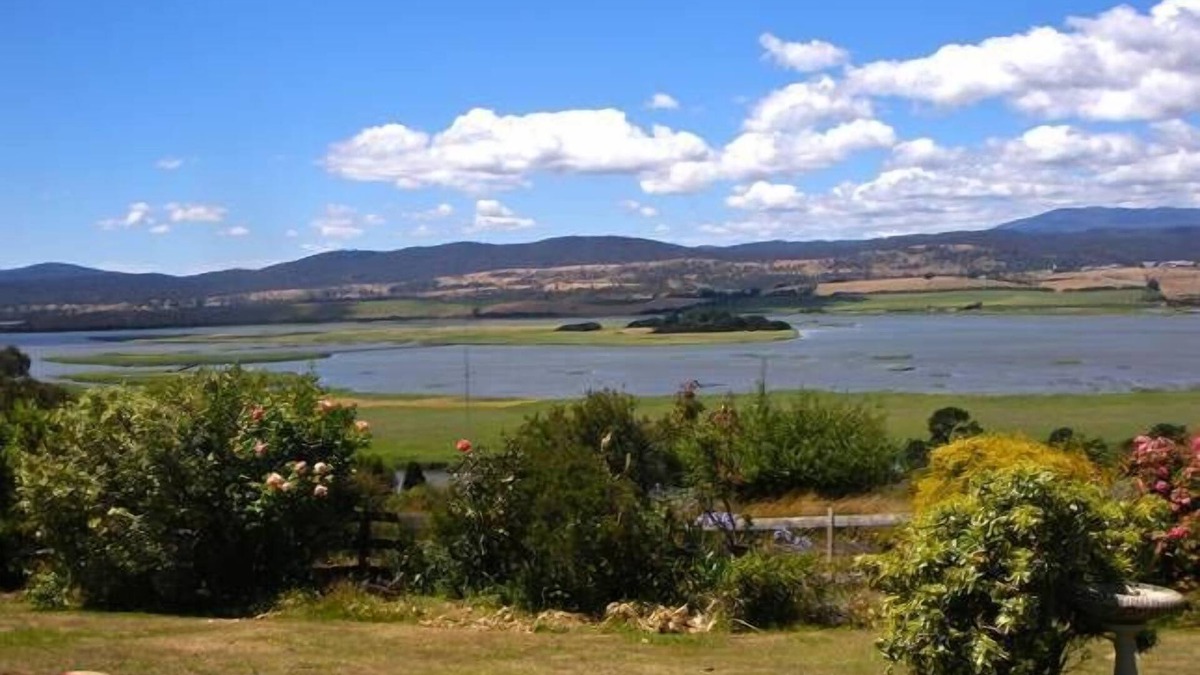 Riverside Cottage | Island Views-Graham's Cottage Country Style