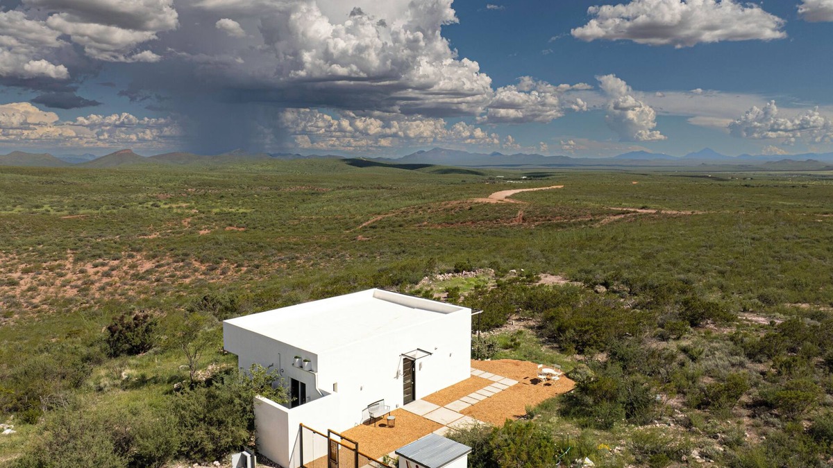 Bisbee House | ISLE of SKYe A Desert Modern Casita, Amazing Views 360°