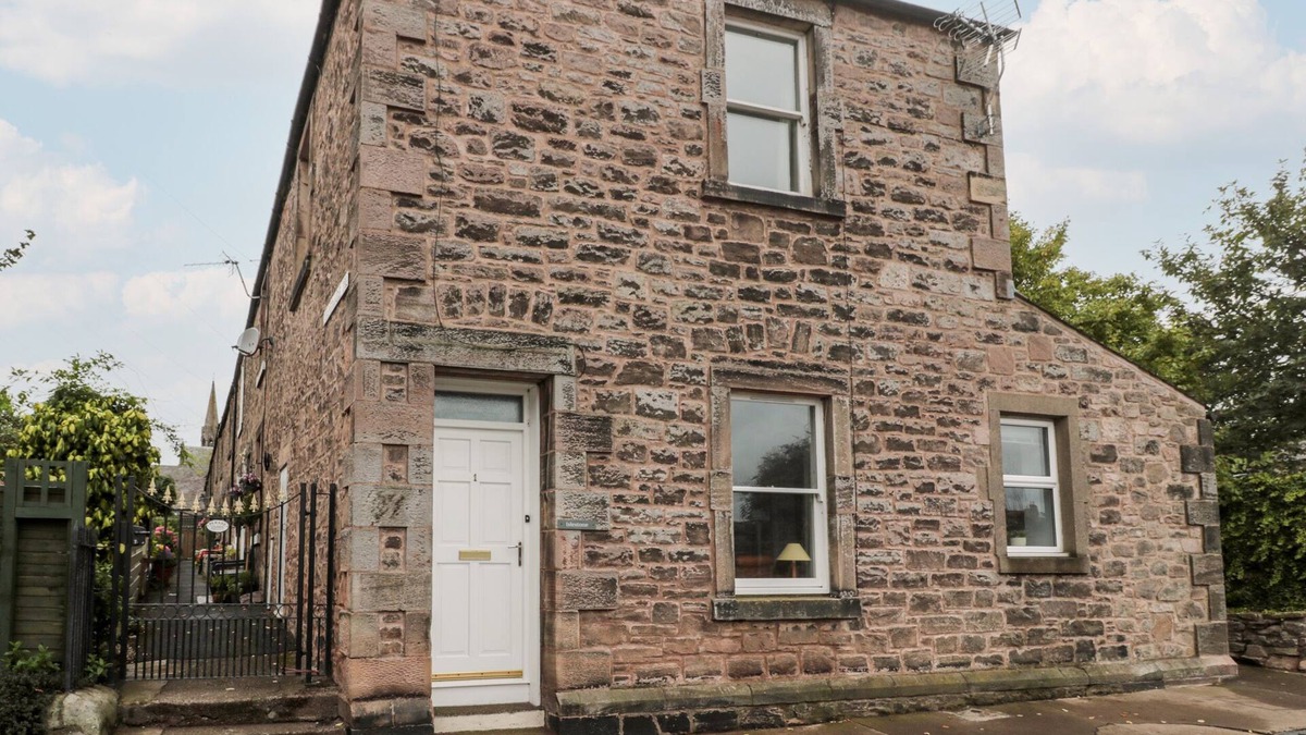 Berwick-upon-Tweed Cottage | ISLESTONE, 1 TEMPERANCE TERRACE, pet friendly in Berwick-Upon-Tweed