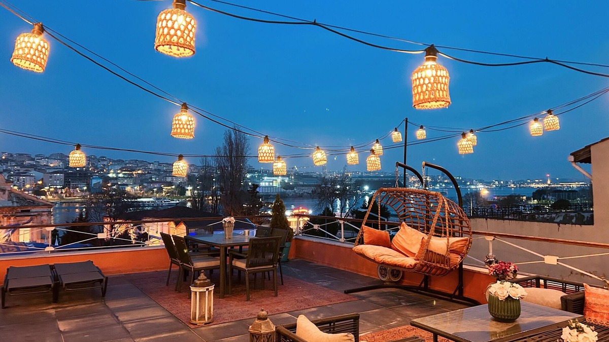 Istanbul City Center House | Istanbul Gem: 3-Bedroom Apartment with Panoramic Terrace and Iconic Sea Views