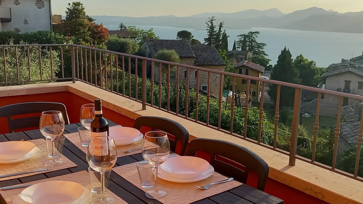 Albisano Apartment | Casa Giuditta, Nuovo e Indipendente Appartamento con Meravigliosa Vista Lago