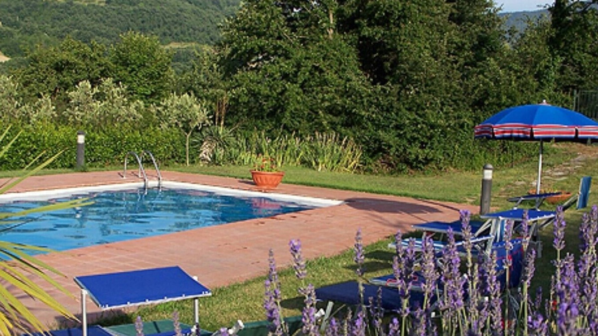 Castelnuovo di Val di Cecina Apartment | Cozy apartment on a vacation farm with pool