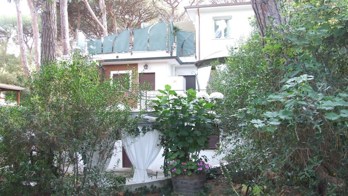 Marina di Castagneto Carducci Apartment | Lovely apartment for 4 people with WIFI, A/C, TV, patio and panoramic view