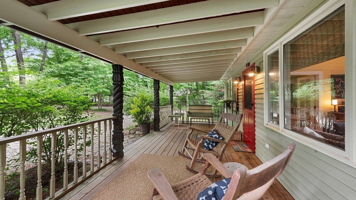 Harbert Cottage | 'It's a Dog's Life" - Unleash Your Fun Here!