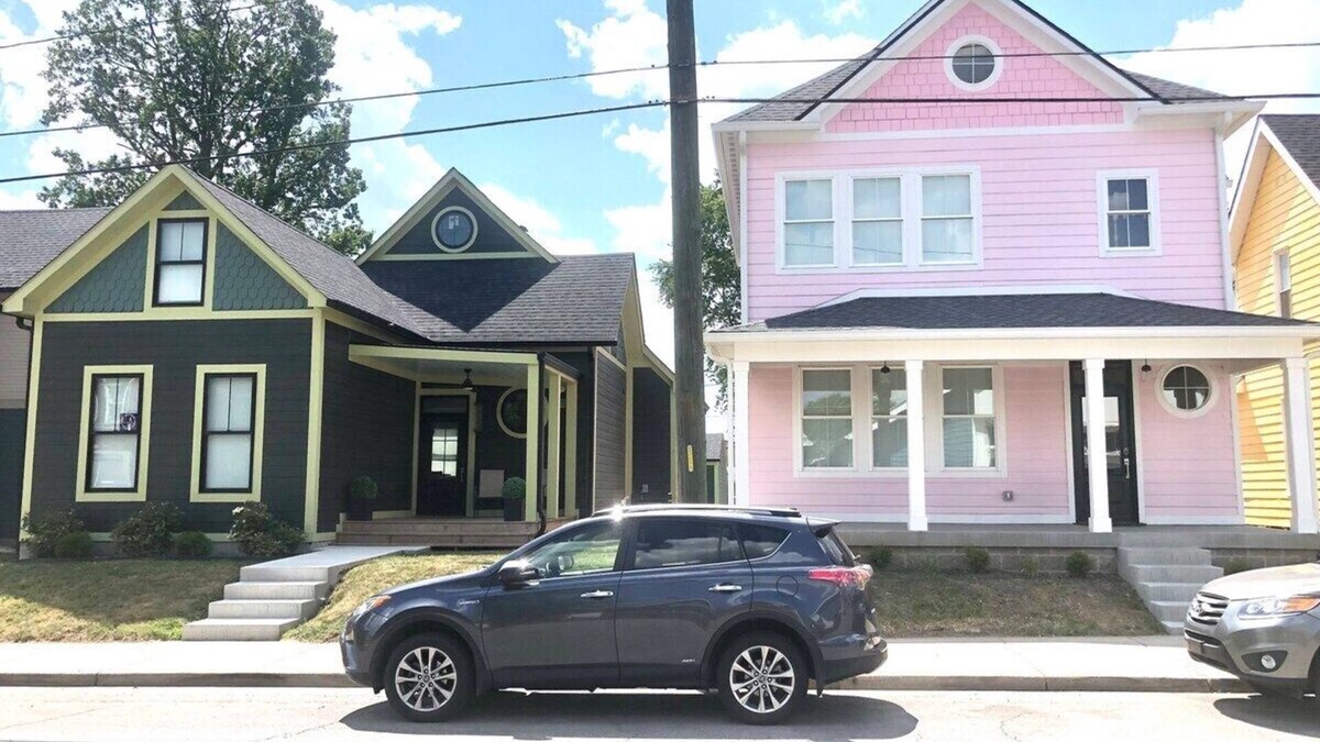 Indianapolis House | It's All Good - Two Homes *Sleeps 18*