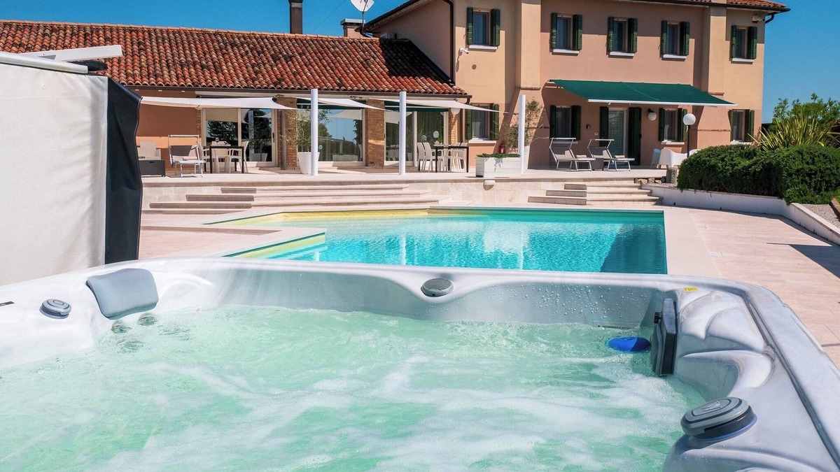 Cavarzere Apartment | TULIP Luxury Apt in Villa, Patio, Pool, Hot Jacuzzi, A/C, WiFi, Gym, Sauna