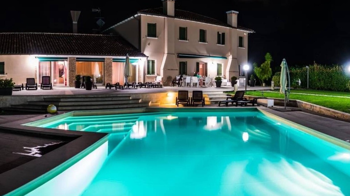 Cavarzere Apartment | IRIS Luxury Apt in Villa, Patio, Pool, Hot Jacuzzi, A/C, WiFi, Gym, Sauna
