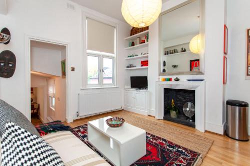 Fortune Green Apartment | Italianflat - Kilburn Art Style