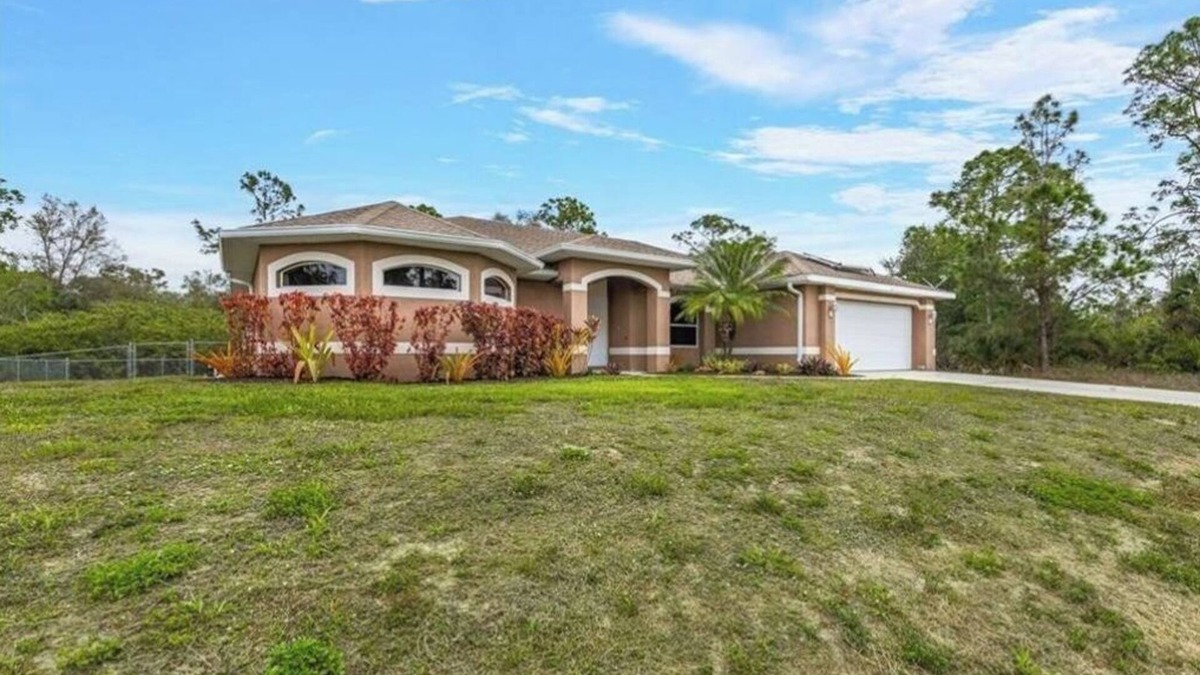 Lehigh Acres House | Its a beautiful house for your vacation with heated pool and screen enclosure.