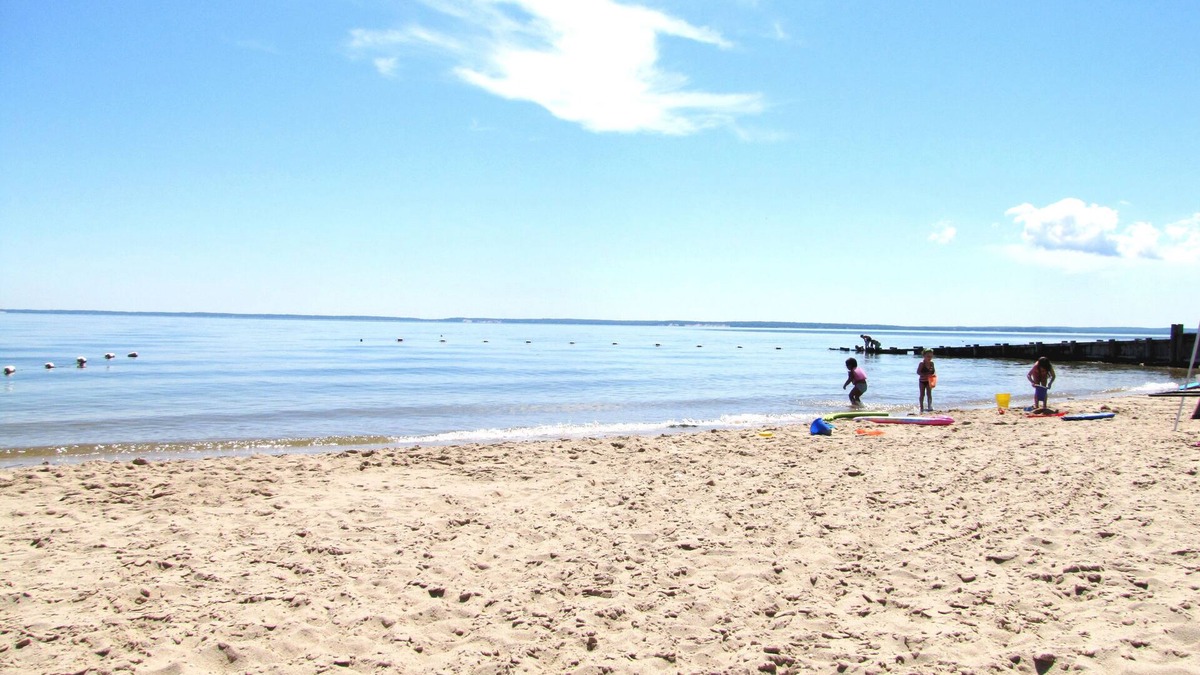 Mattituck Cottage | It’s All About the Beach ~ 3 minute walk to private sandy Bay Beach SRP#0270