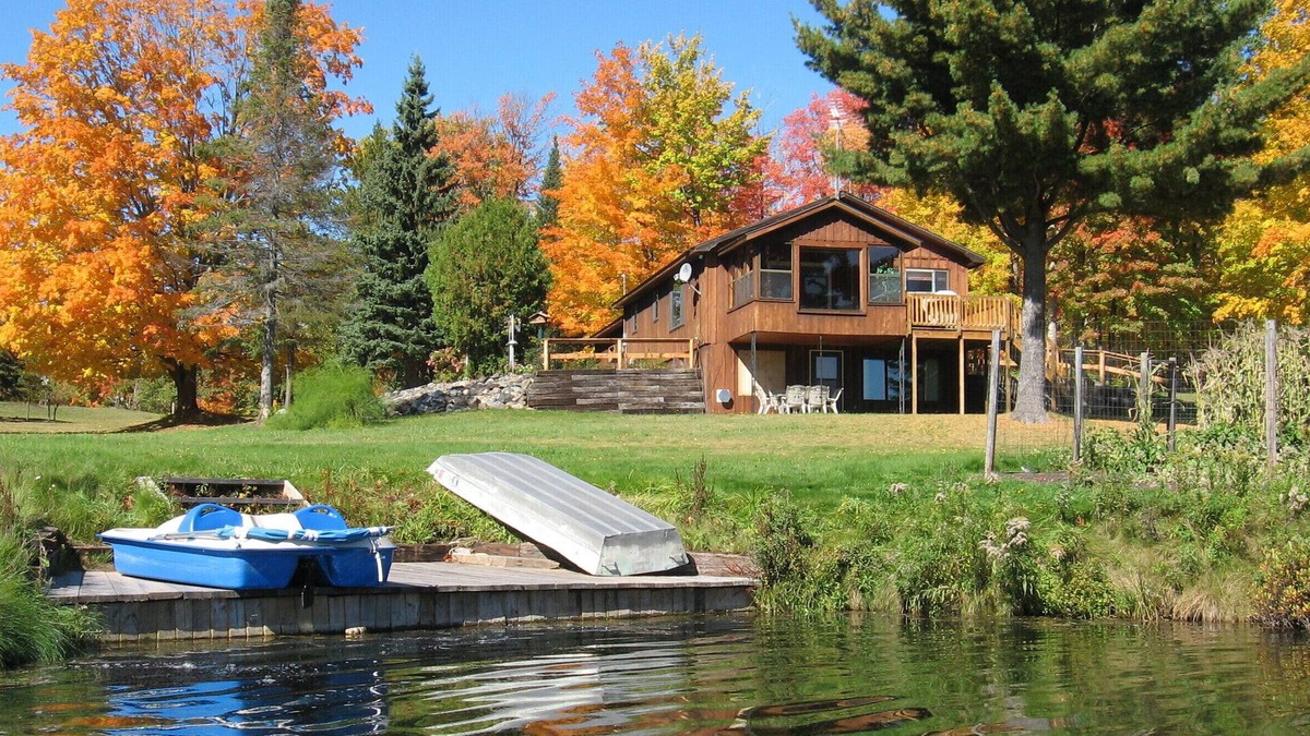 Upper Peninsula Michigan House | It’s not too late to come enjoy gorgeous Fall colors and crisp air!