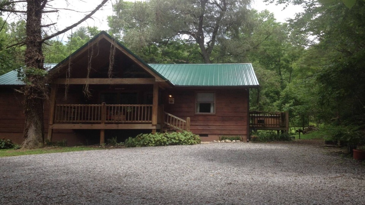 Gatlinburg - Pigeon Forge Cabin | It’s Perfect! Enjoy an acre of private land and hot tub!