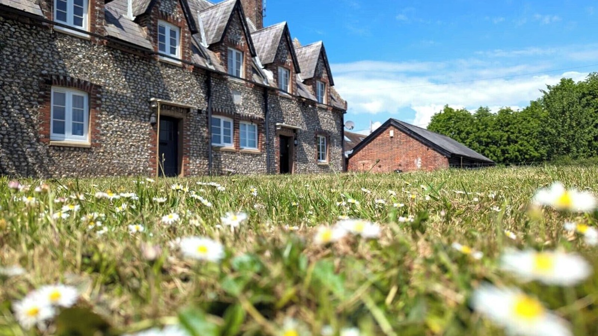 Hunston Cottage | Ivy Cottage, Sleeping 4 with garden & nearby beaches & Chichester