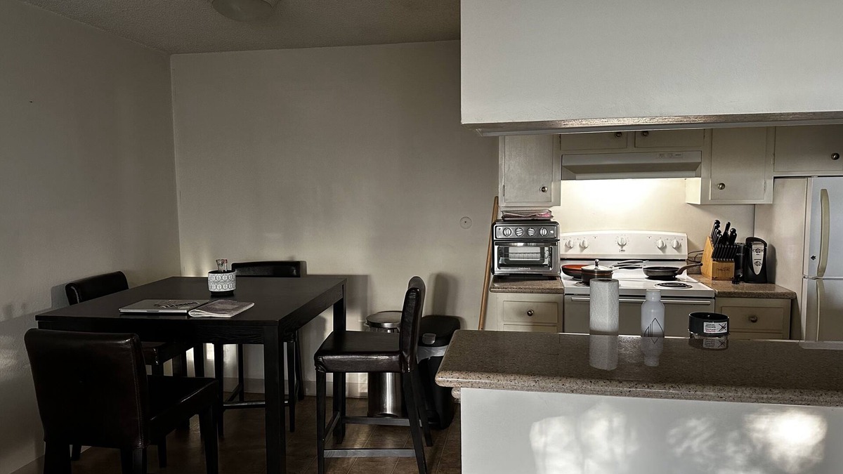 Oakland Apartment | Ivy Hill Close to Oakland/Alameda/San Francisco hospitals Covered garaged park.