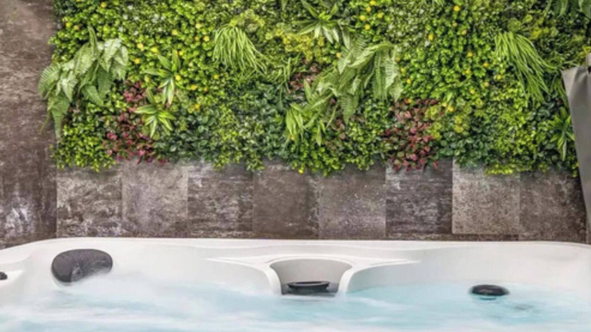 Kirk Sandall Cottage | Ivy House, 6-Beds, Sleeps 19 with Hot Tub