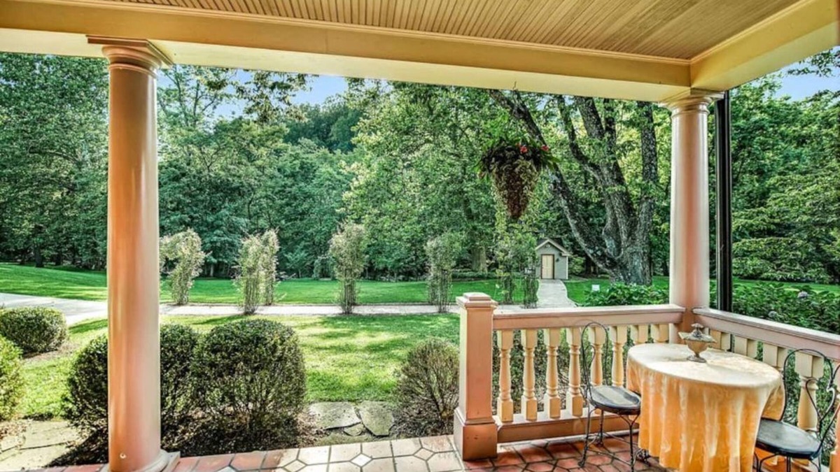 Elizabethtown Bed & Breakfast | J. Buchanan Boudoir at Moonstone Manor