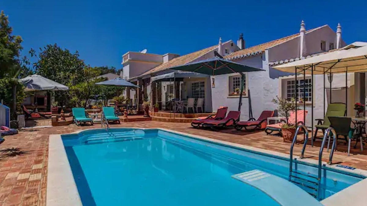 Alcalar House | Jacarandá Apartment in Quinta Velha by LovelyStay