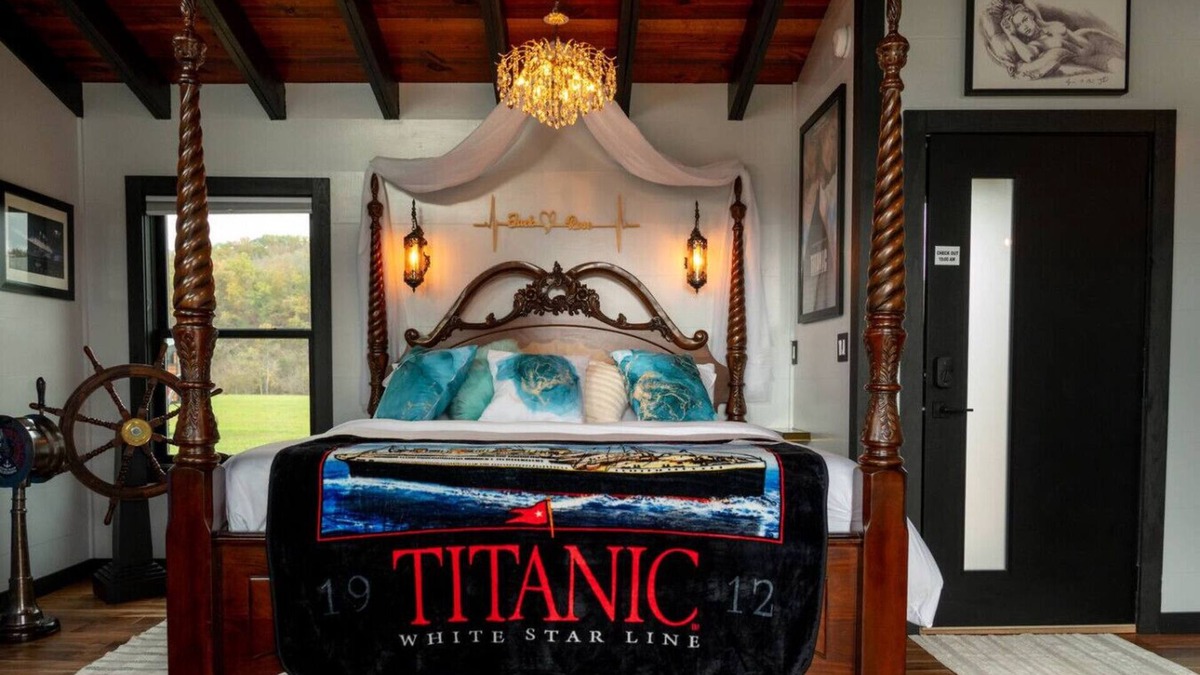 Sevierville Cabin | Jack & Rose Treehouse Titanic Hot tub Riverfront.