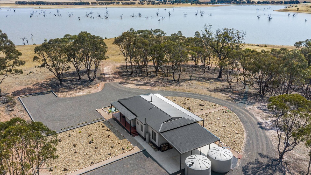 Welshmans Reef House | Jack's Point - Whole House with Waterfront Views