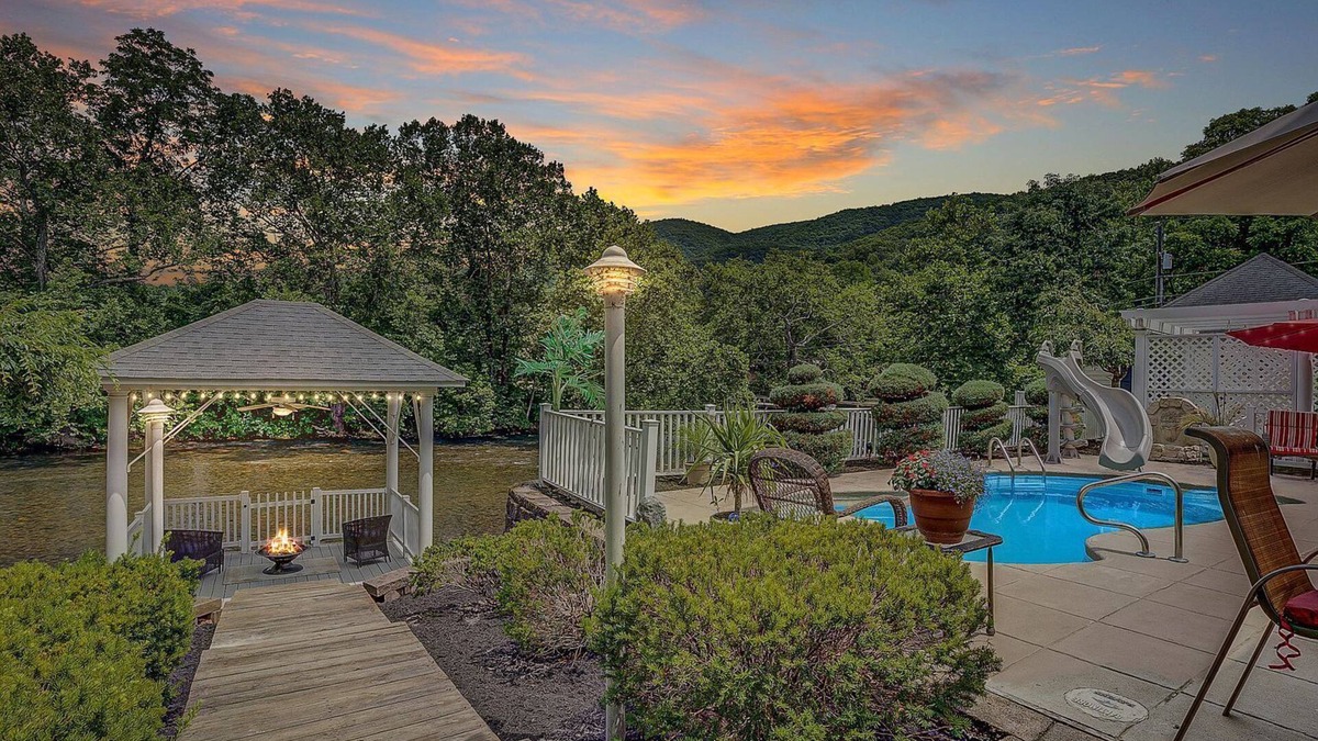 Covington House | Jackson River Estate Riverfront with Pool, Billiards, Games.