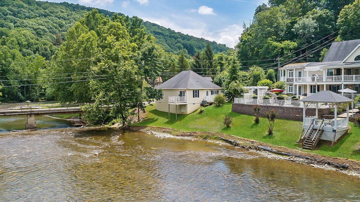 Covington House | Jackson River Estate Cozy Cottage on the River