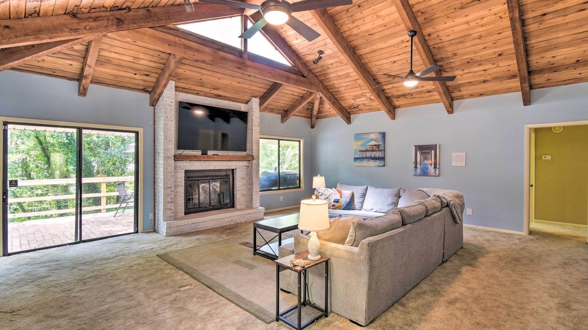 Arlington House | Jacksonville Home on 1 Acre ~ 6 Mi to Beach!