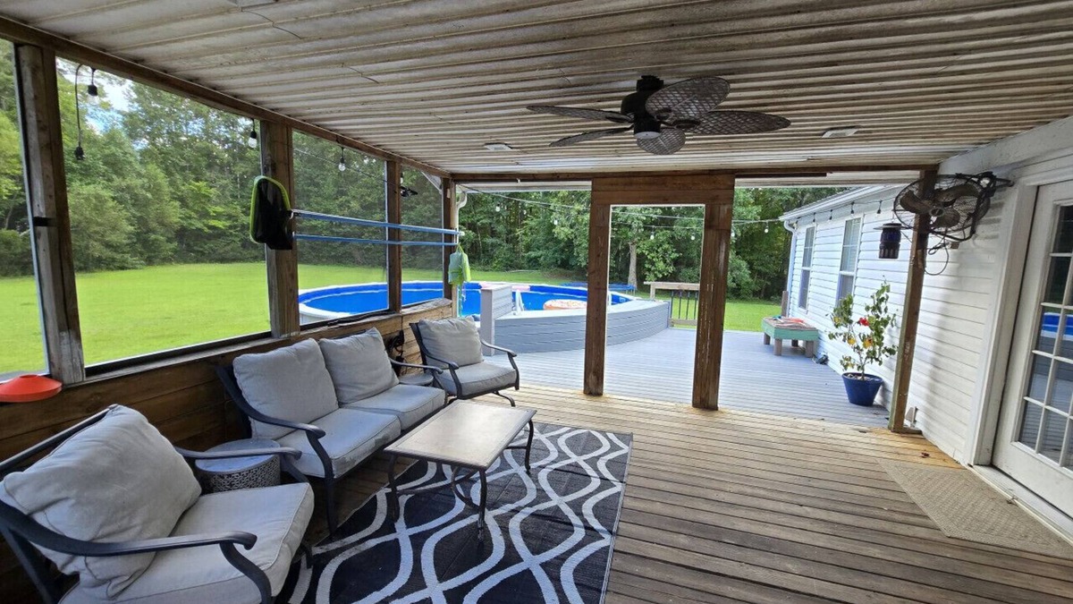 McCutcheon Field House | Jacksonville Ranch with private Hottub and Pool, stocked Pond with row boat, Bike and Hiking trails