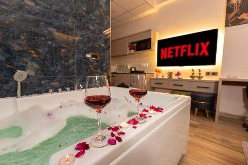 Greater Noida Apartment | Jacuzzi & Big Screen By Buddies Home