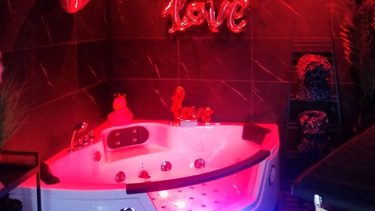 Epernay Apartment | (Jacuzzi, Netflix, Massage)💖 Love & Relax 🛀🍾