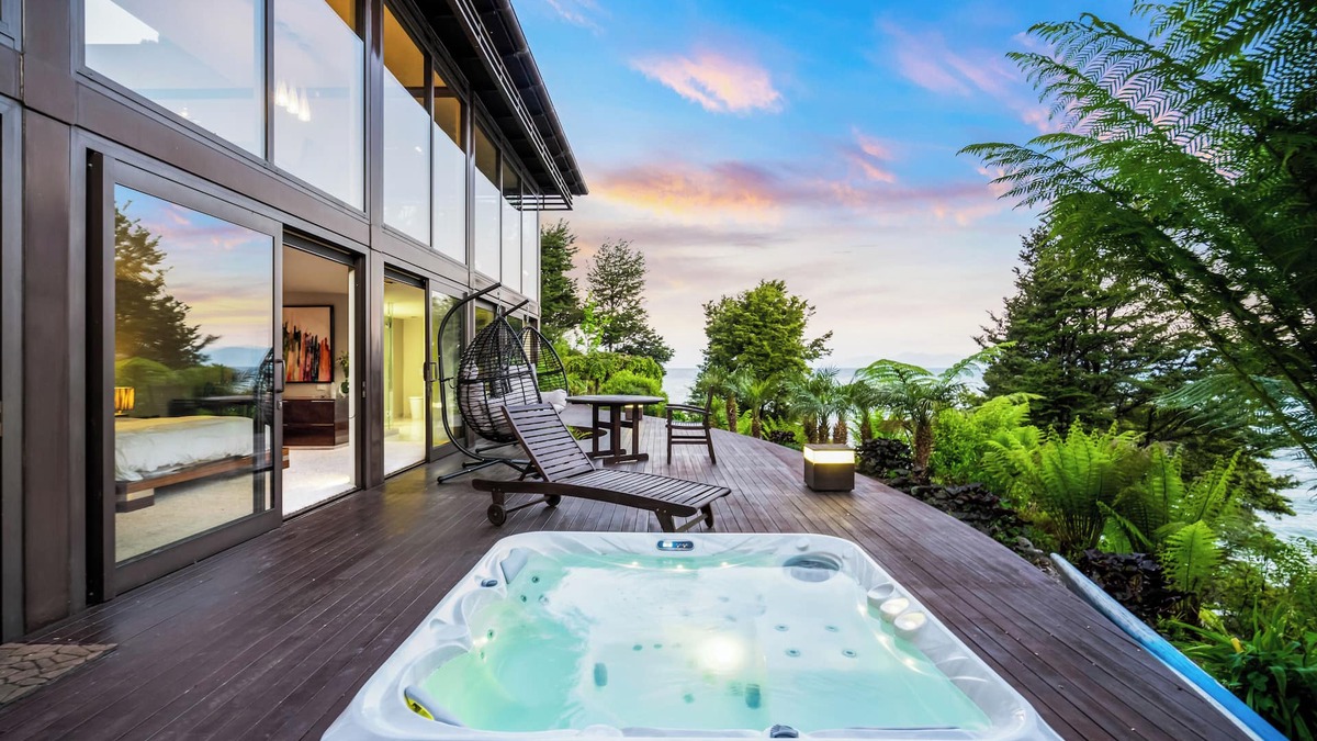 Ngaio Bay Cabin | Jacuzzi Suite - Ocean Views & Beach