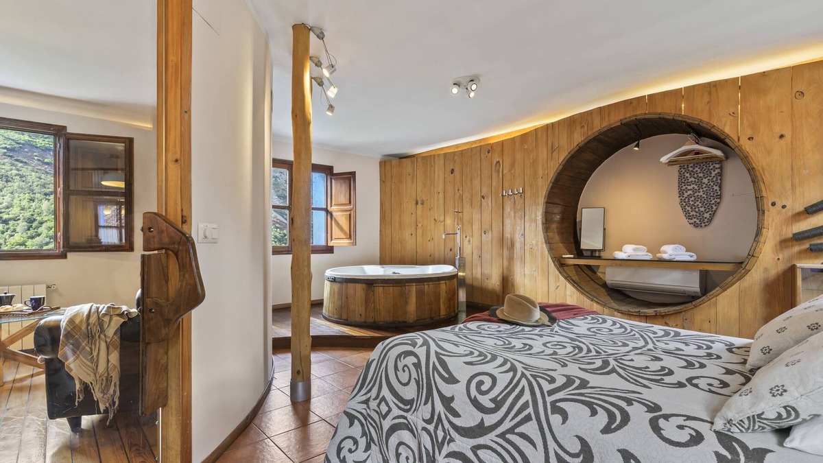 Santovena House | Jacuzzi with views in the Ponga Park