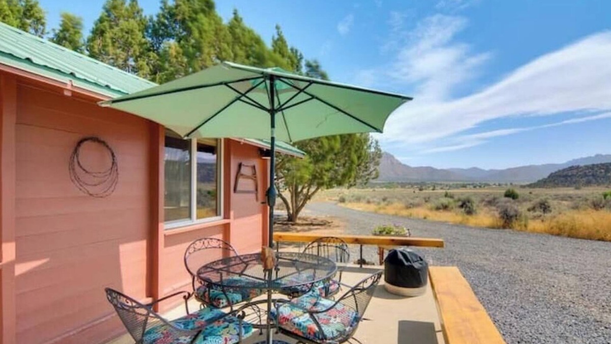 Apple Valley House | Jacuzzi - Zion Rangers Suite - Zion View