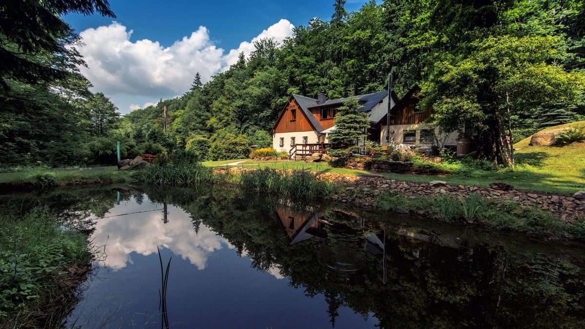Oppach House | Jägerhaus Oppach (secluded location) forest house with lake
