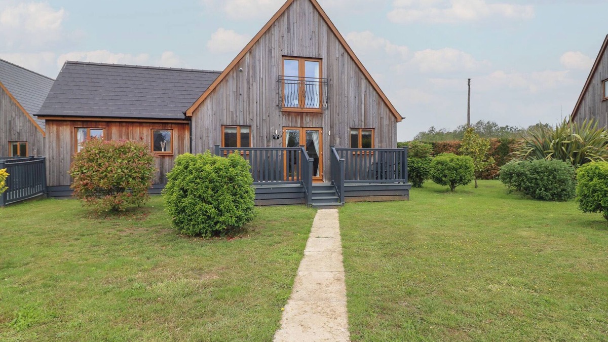 Brigg Cottage | JAMES VILLE MARINA LODGE 9, with hot tub in Brigg