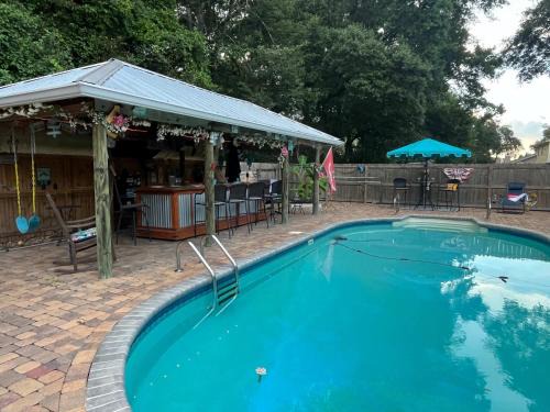 North Northwest Pensacola House | Jan's Oasis Family Retreat Pool Bar Games & Fun
