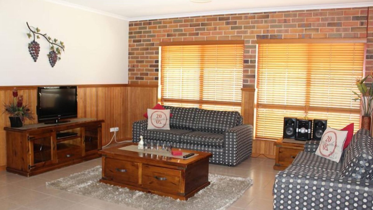 Swan Hill House | Jana Manor 3 Townhouse Swan Hill