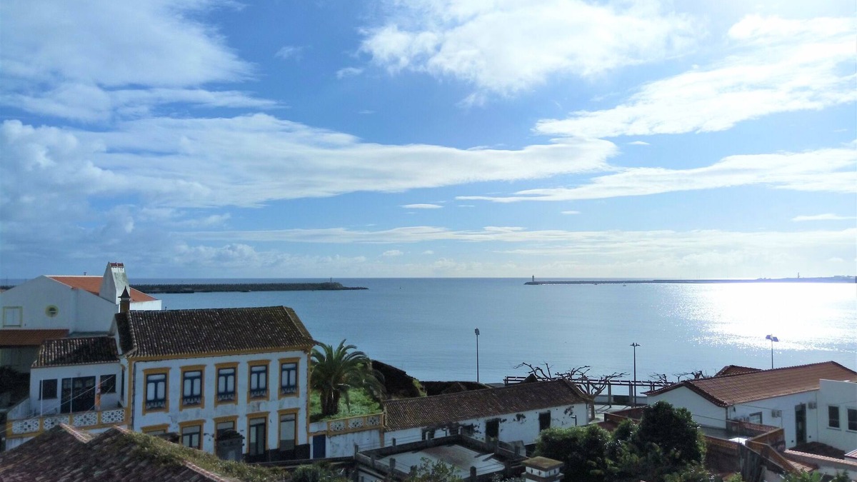 Praia da Vitoria Apartment | Janelas da Praia, Apartment by the beach.